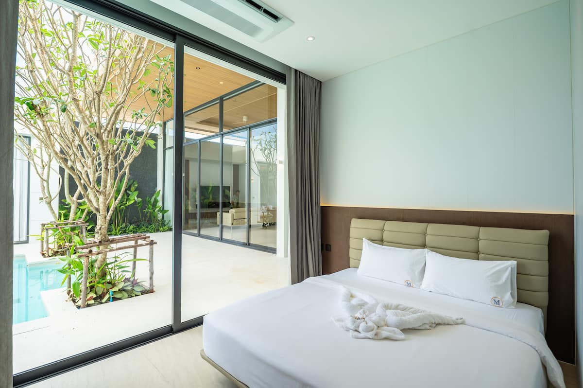 Villa 99/127 pool at night